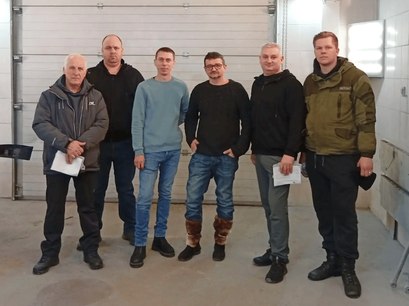 Технолог Дмитрий Башкардин проводит презентацию Farecla в Новой Усмани