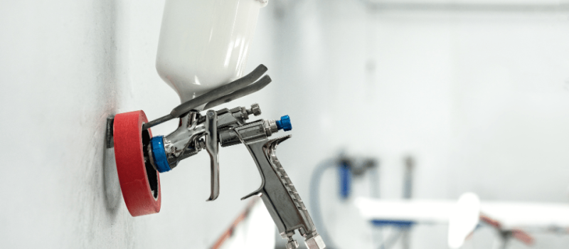 Краскопульт HVLP для покраски автомобиля, обеспечивающий экономичное расходование краски.