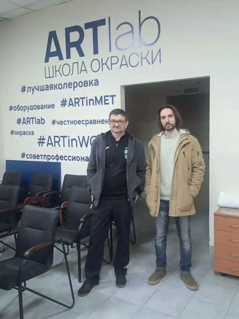 Технолог Дмитрий Башкардин и колорист Максим Шепилов на встрече с партнёрами АРТ Индустрия